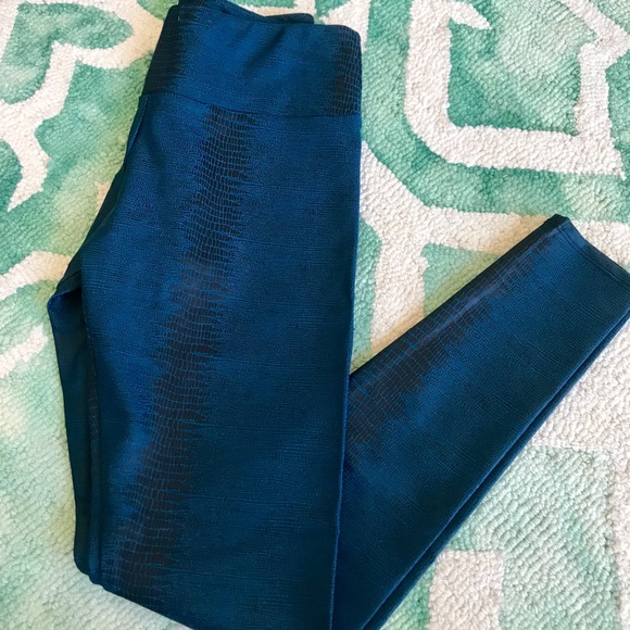 NWT Onzie Snakeskin Turquoise Legging - Size XS! - Picture 2 of 6